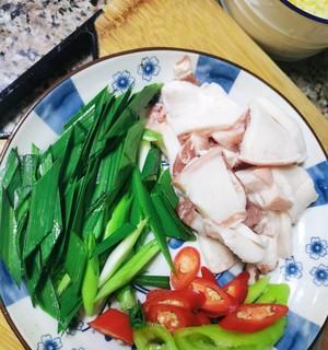 青蒜炒鱼的做法（清爽美味）