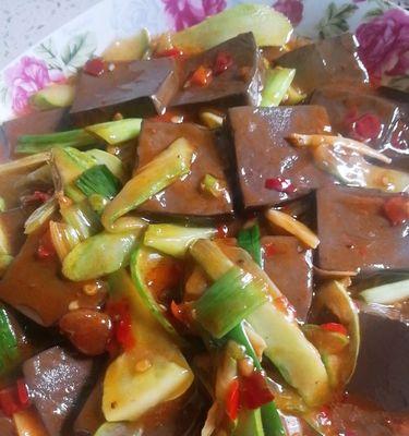 家常美食——青蒜炒鸭血（一碗暖心的味道）  第2张