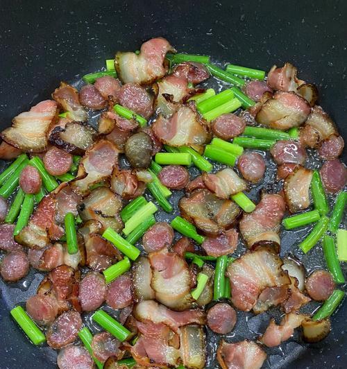 青蒜炒香肠，美味可口的家常菜（教你如何做一道简单又美味的青蒜炒香肠）  第2张