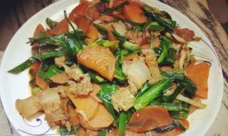 用青蒜烹制美味五花肉（掌握这道菜肴的窍门）