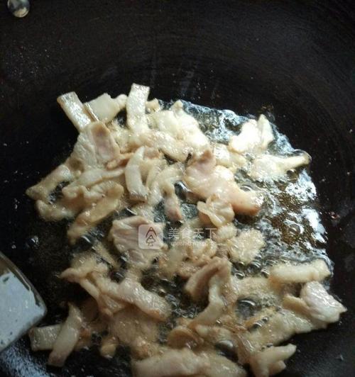 学会做青蒜炒三层肉，让你的味蕾沉醉（传授最佳的青蒜炒三层肉的做法）  第2张