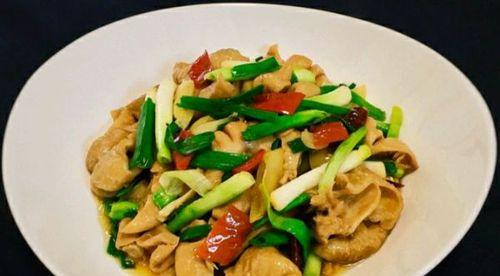 学会做青蒜炒三层肉，让你的味蕾沉醉（传授最佳的青蒜炒三层肉的做法）