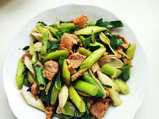 青蒜炒肉，口感清香爽口（家常菜谱）