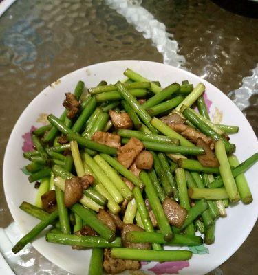 青蒜炒肉，口感清香爽口（家常菜谱）  第3张
