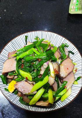 青蒜炒腊肉，鲜香可口（传统美食的独特风味）