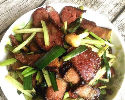 青蒜炒腊肉，鲜香可口（传统美食的独特风味）  第2张