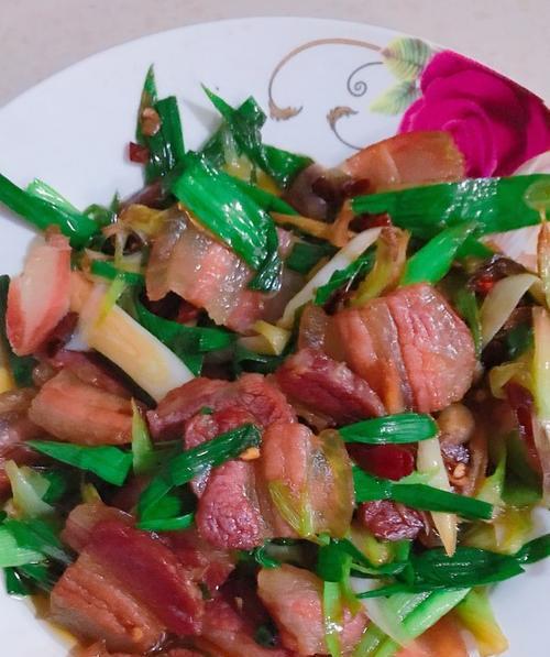 青蒜炒腊肉，鲜香可口（传统美食的独特风味）  第3张