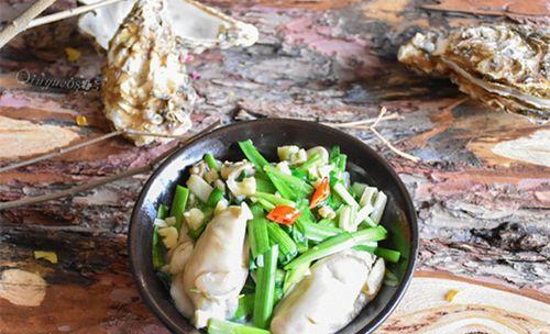青蒜炒海蛎子，美味又营养（以鲜香的青蒜烘托鲜美的海蛎子）