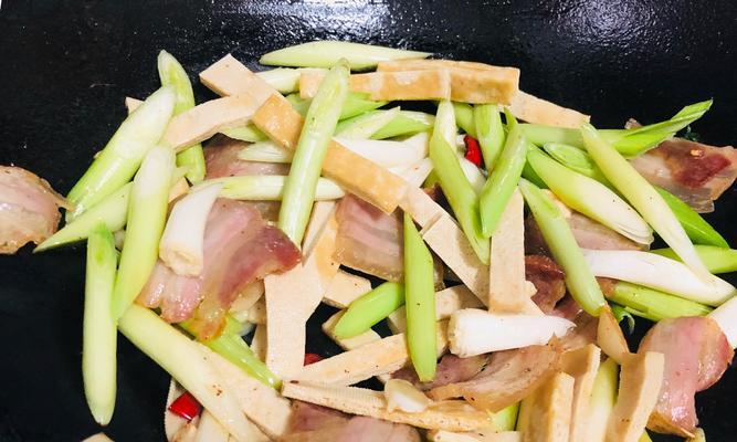 青蒜炒干贝边，一道海鲜美食的做法（干贝与青蒜的美妙组合）