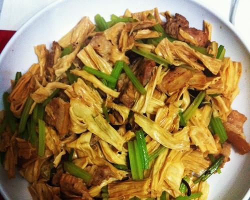 青蒜炒腐竹的做法（清爽美味）  第2张