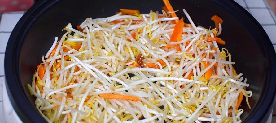 青蒜炒豆芽，清香可口的家常菜（做法简单）  第2张