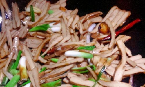 学会做五花肉青蒜炒豆干，吃出家的味道（家常菜）  第3张