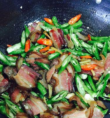 青蒜炒瘦腊肉，美味又健康（一道营养均衡的家常菜）  第3张