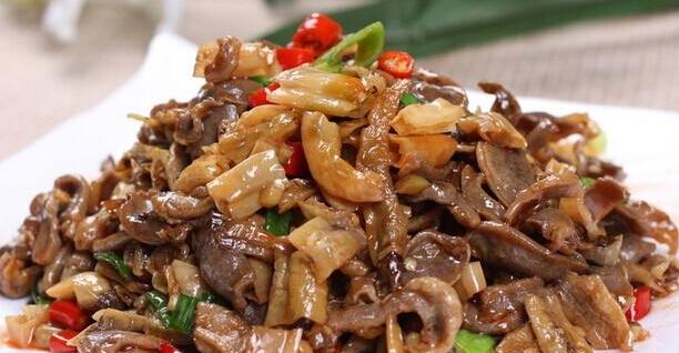 青柿子炒肉片的做法（用青柿子为肉片增添独特风味）  第3张
