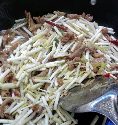 青青韭黄肉丝的制作方法（传统美食再现）  第3张