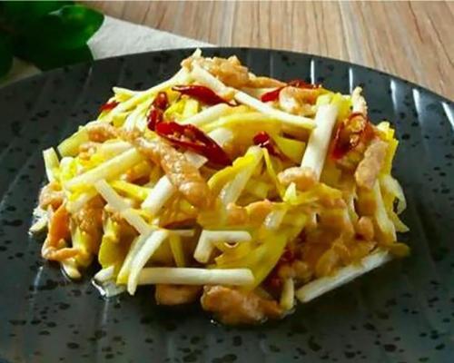 青青韭黄肉丝的制作方法（传统美食再现）  第2张
