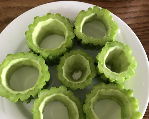 清爽夏日青苹果苦瓜冰饮的制作方法（健康饮品DIY）  第2张