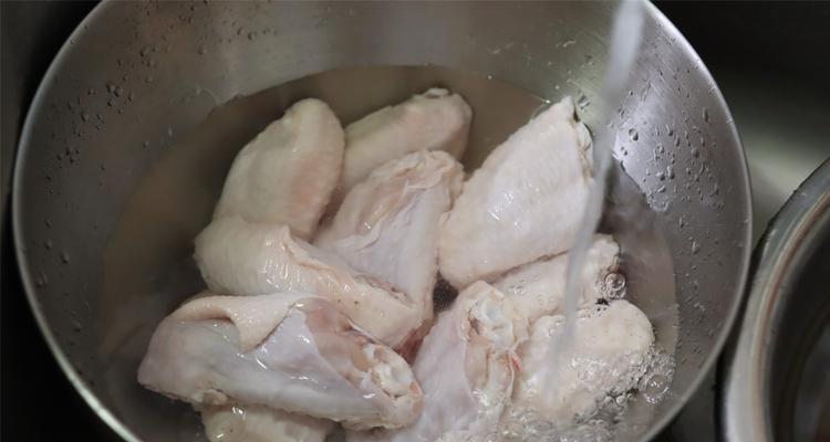 青柠鸡翅，手把手教你做（让味蕾炸开的家常美味/青柠+鸡翅=完美搭配）  第3张