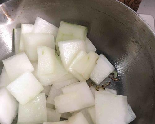 以青木瓜蛤蜊汤为主题的美食探究（一道营养丰富的汤品）  第3张