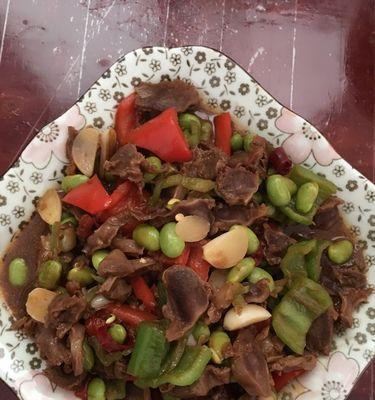 青毛豆炒田鸡，营养美味的夏日佳肴（家庭厨房的健康餐桌）  第3张