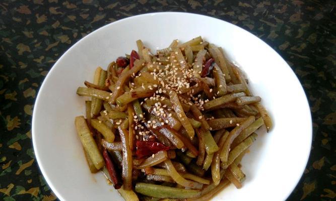 以青萝卜蘸酱为主角的美味小吃（简单易学的制作方法让你爱上它）