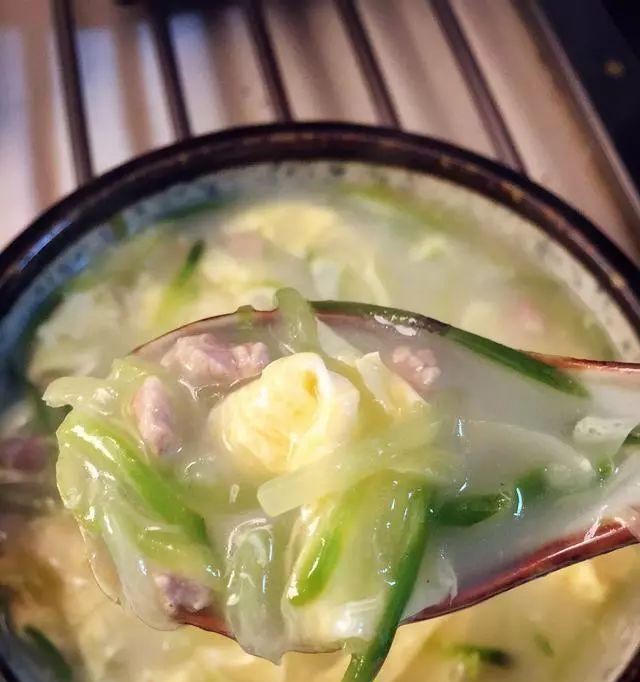 青萝卜汤的做法（健康又美味的清汤佳肴）  第2张