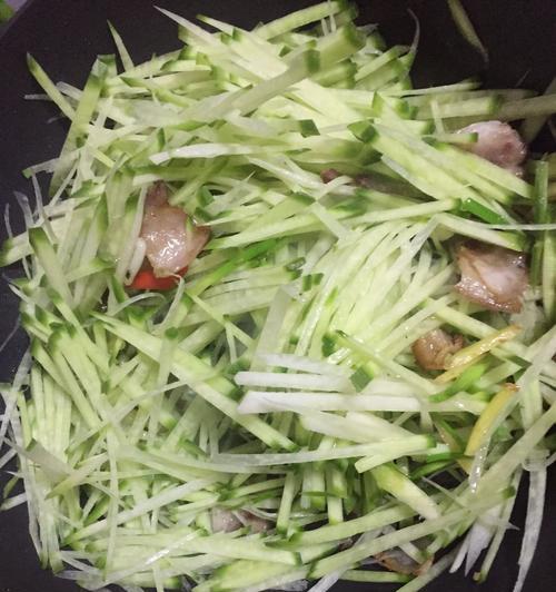 青萝卜丝拌白糖，健康美味的小吃（解锁青萝卜丝的美味新玩法）