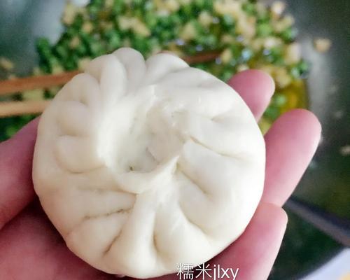 如何制作美味青萝卜肉包子（以青萝卜为主要配料的包子馅制作方法）  第3张