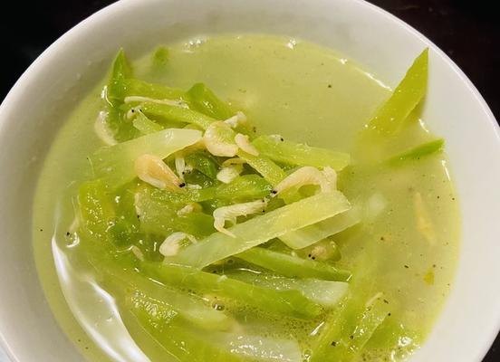 青萝卜蛤蜊肉汤的制作方法（健康美味的家常汤菜）  第3张