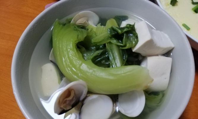 青萝卜蛤蜊肉汤的制作方法（健康美味的家常汤菜）