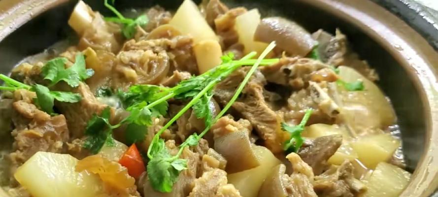 如何烹制美味青萝卜炖羊肉（家常美食一定不能错过/羊肉与青萝卜完美融合）  第2张