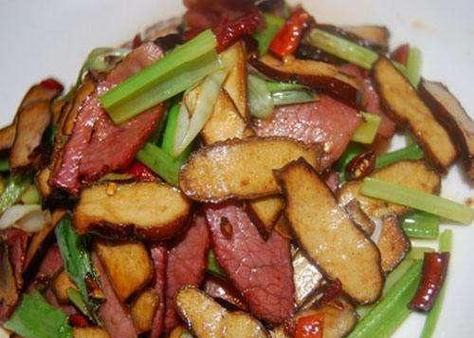 家常美食，青萝卜炖腊肉（清爽可口）  第3张