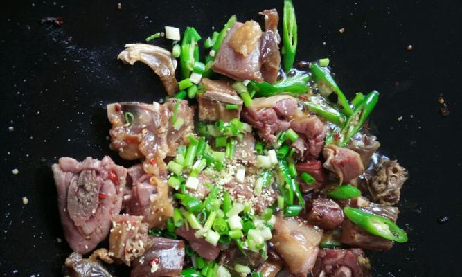 青萝卜煲鸭腿，营养美味的家常菜（一锅好料）  第2张