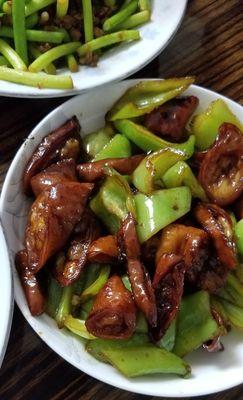 青龙炒大肠的制作方法（家常菜之美味做法）  第1张