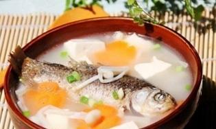 青菱鲫鱼豆腐汤的做法（家庭美食）  第1张