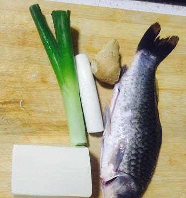 青菱鲫鱼豆腐汤的做法（家庭美食）  第2张