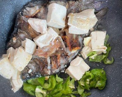 青菱鲫鱼豆腐汤的做法（家庭美食）  第3张