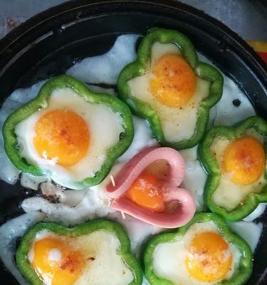 如何以青辣椒煎鸡蛋（辣味十足的青椒煎蛋做法）
