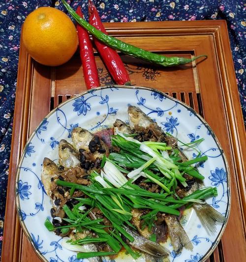 以青辣椒炒小河鱼的家常做法（清爽可口）  第1张