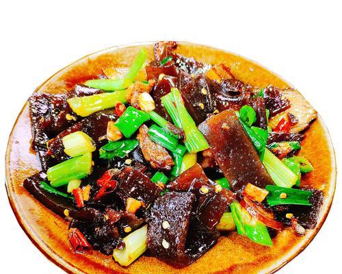 青辣椒炒蕨粑，美味又健康（用青椒和调料让蕨粑更加美味）  第3张