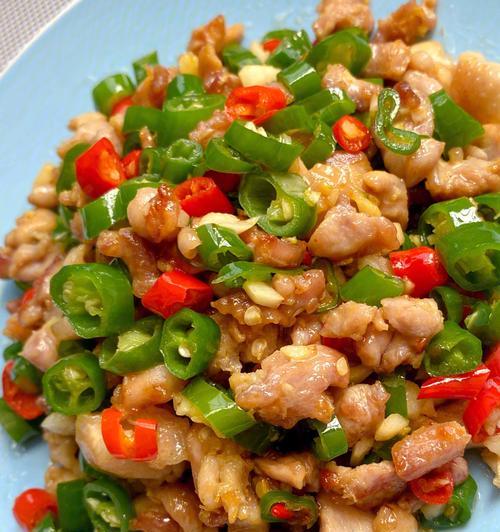 用青辣椒炒出的鲜香鸡肉（做法详解）