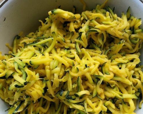 清香爽口青芥瓜丝的美味做法（清热祛湿家常好菜）  第3张