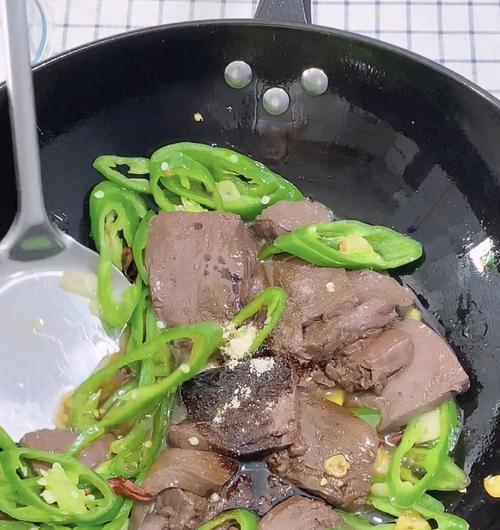 青椒猪血的做法（家常美食）