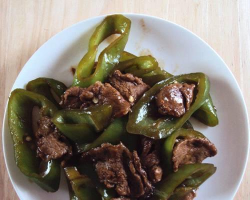 香鲜可口的青椒猪肉馅水饺（家庭必备的制作技巧和口感一流的调料选择）