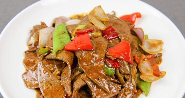 美味青椒猪肝炒瘦肉，尝试做出最正宗的家常菜（青椒猪肝炒瘦肉的做法详解）