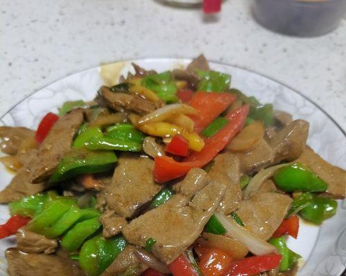美味青椒猪肝炒瘦肉，尝试做出最正宗的家常菜（青椒猪肝炒瘦肉的做法详解）  第3张