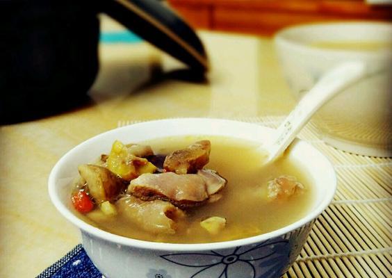 板粟红枣老母鸡汤怎么做？有哪些营养功效？  第2张