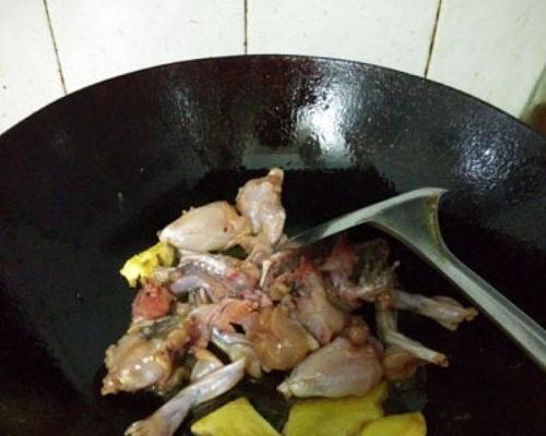 板栗炒田鸡的做法是什么？如何做出美味的板栗炒田鸡？  第3张