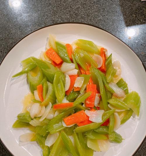 百荷炒芹菜的做法是什么？如何做出美味的百荷炒芹菜？  第2张