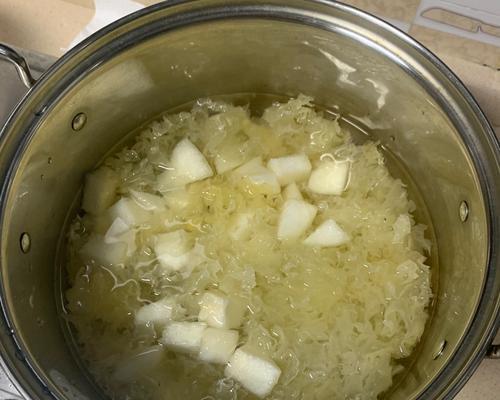 百合雪梨银耳汤怎么做？有哪些健康益处？